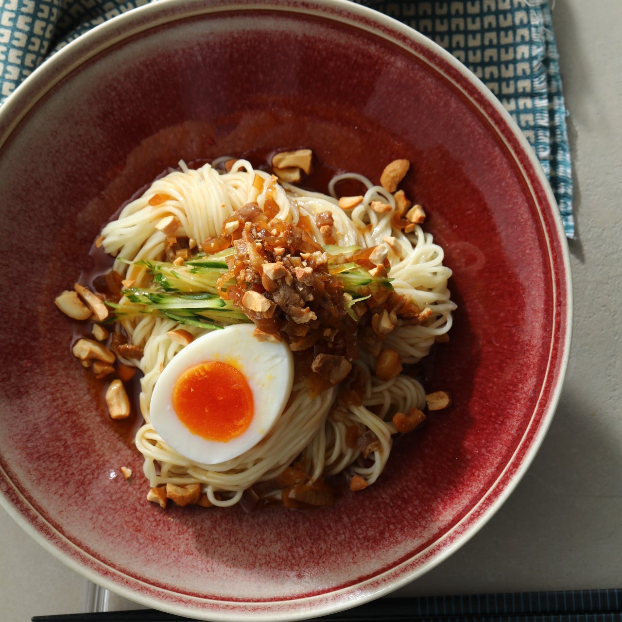 まかない発！3種の香味油が決め手の混ぜ麺 | 楽仙樓【公式通販】 – 楽